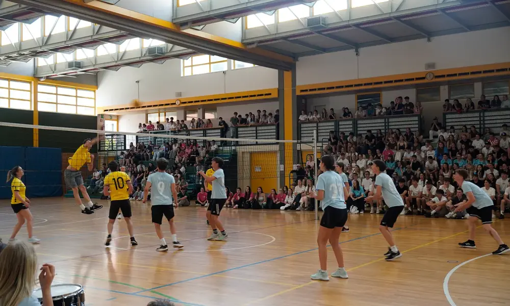 Volleyballturnier in der Aula: Spiel Lehrermannschaft gegen Klasse 5A