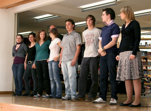 Theater-, Tanzgruppe, Moderatoren, Co-Moderatoren