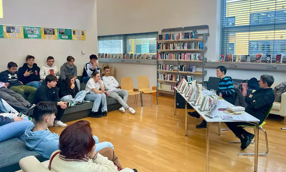 Sonja Brunner und Michaela Grüner prästentieren den Schüler*innen die coolsten neuen Jugendbücher