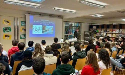 Dr. Stefan Lechner beim Vortrag vor einer Schülergruppe in der Mediothek