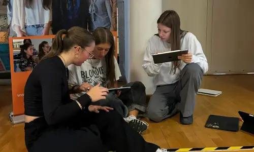 Schüler:innen beschäftigen sich in der Aula mit dem Thema Mount Everest