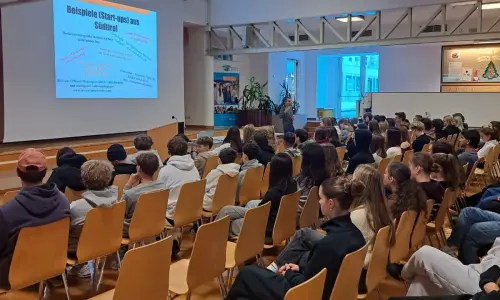 1. Klassen bei Vortrag von Martin Winkler in der Aula