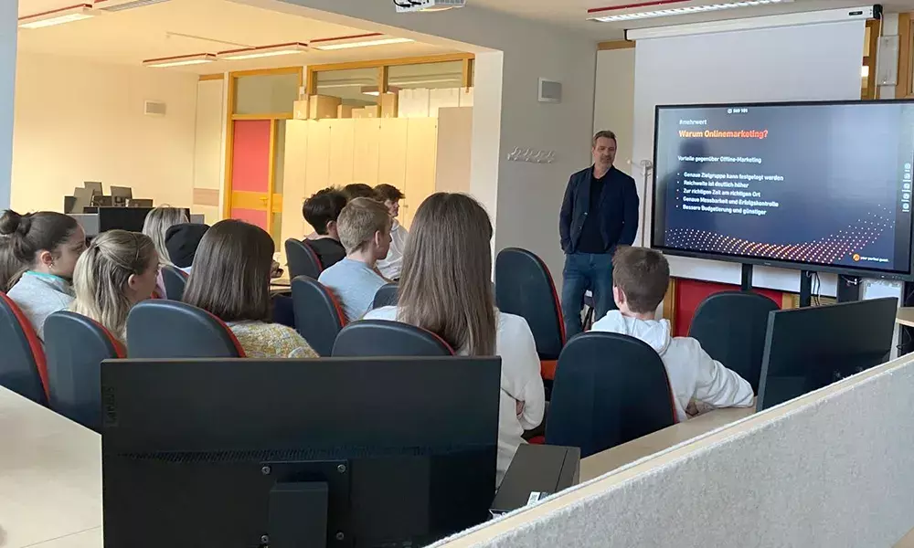 Weger Daniel beim Vortrag zum Online-Marketing in der Übungsfirma