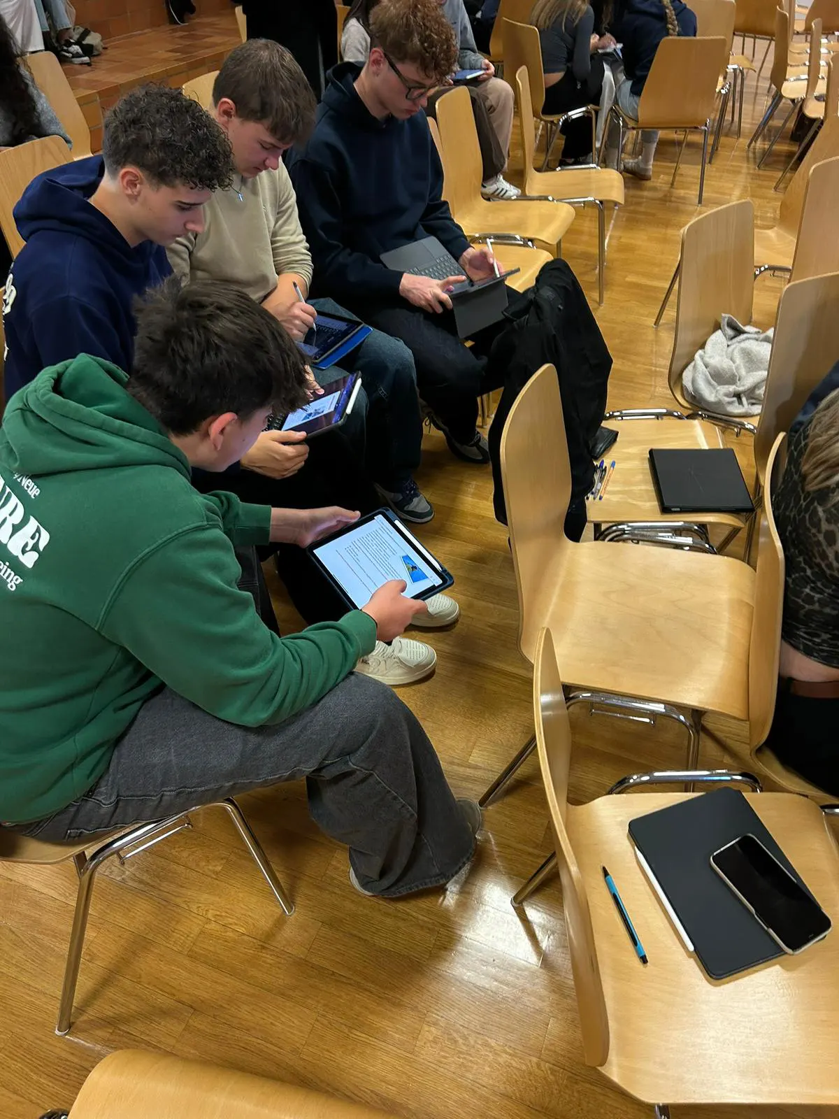 Schüler:innen beschäftigen sich in der Aula mit dem Thema Mount Everest