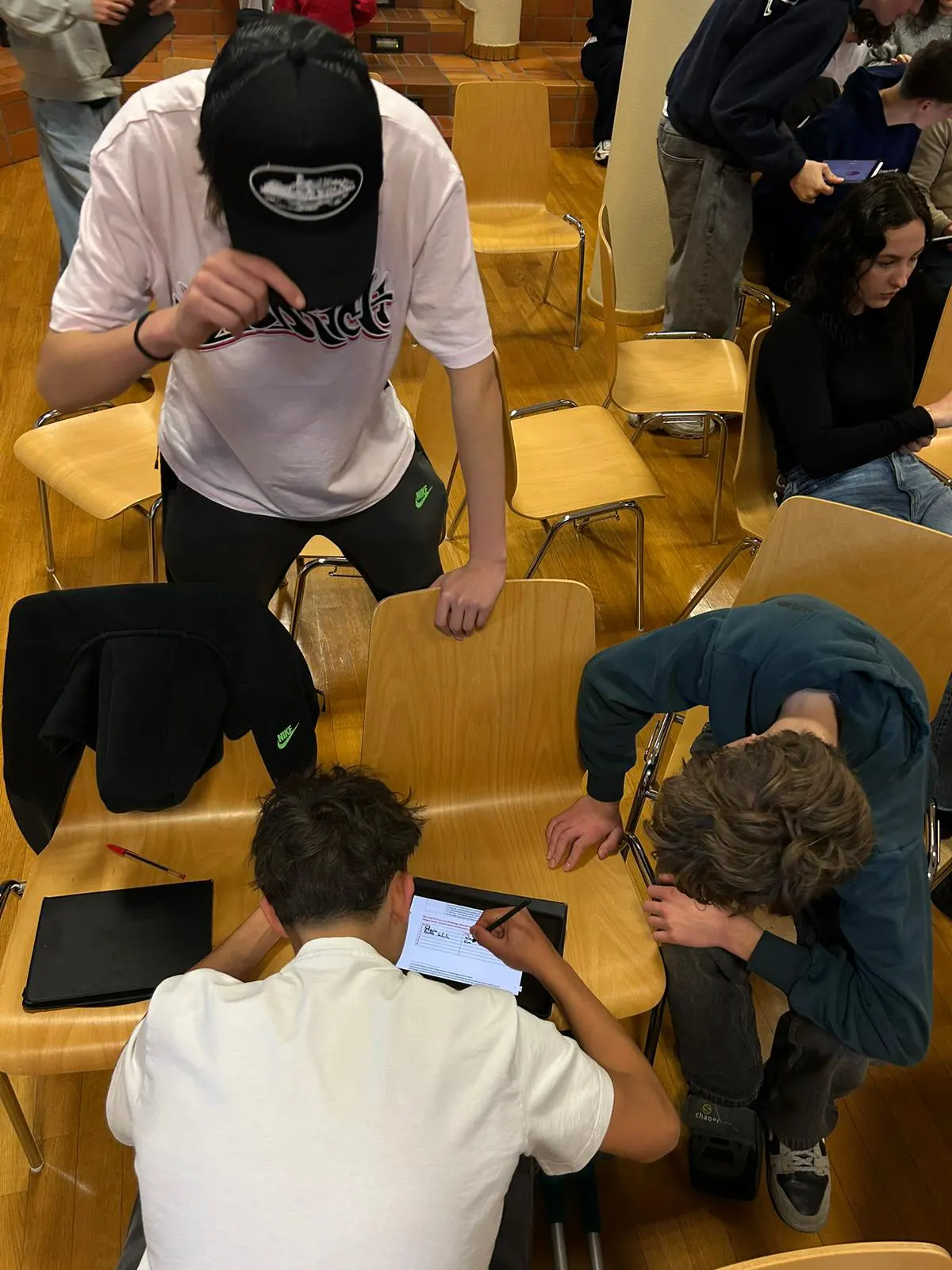 Schüler:innen beschäftigen sich in der Aula mit dem Thema Mount Everest