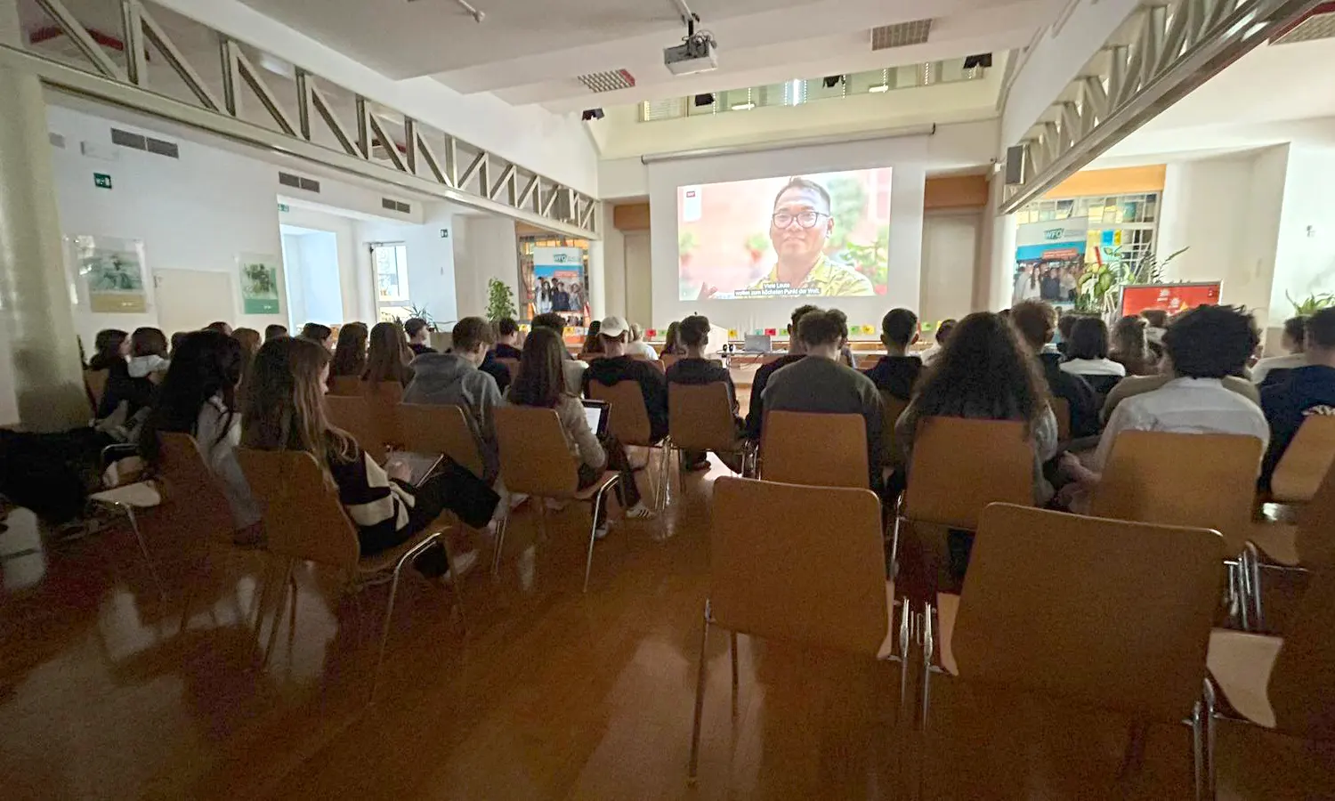 Schüler:innen schauen in der Aula einen Film zum Thema Mount Everest