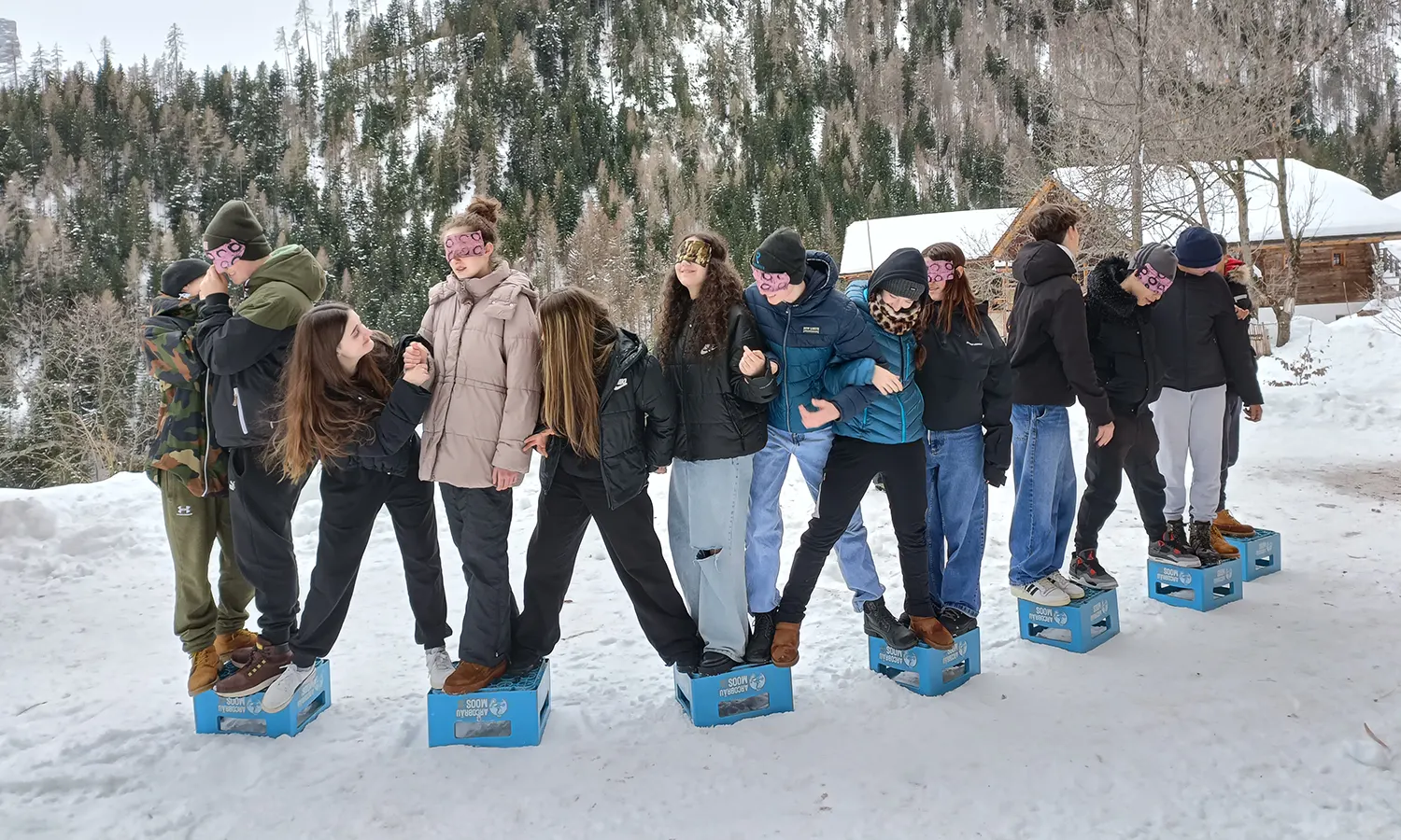 Schüler*innen bei einem Gemeinschaftsspiel