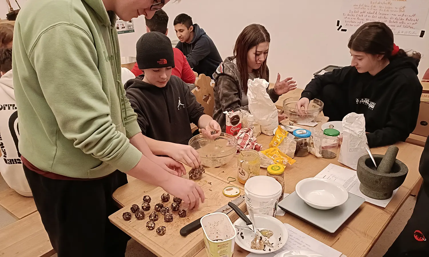 Schüler*innen beim gemeinsamen Kochen